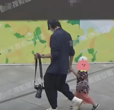 狗仔爆料生俩孩子视频,明星夫妇甜蜜公开二胎喜讯,温馨视频曝光幸福瞬间 第2张 狗仔爆料生俩孩子视频,明星夫妇甜蜜公开二胎喜讯,温馨视频曝光幸福瞬间 第2张